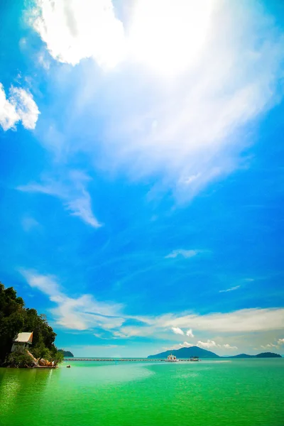 Modrá obloha s — Stock fotografie