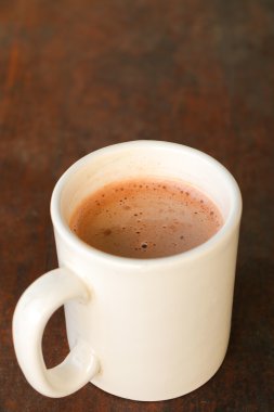 Arka planda bir fincan kahve.