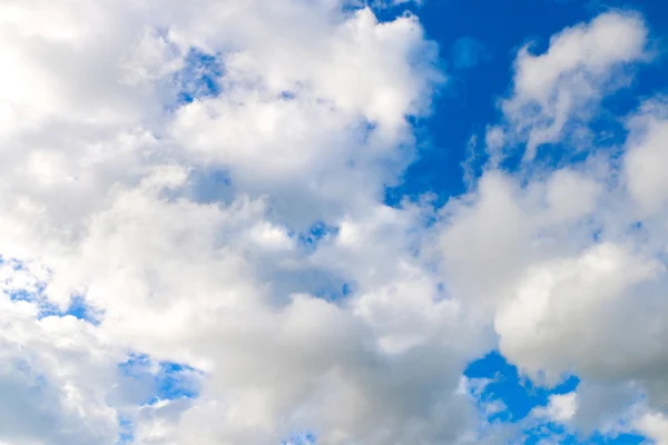 Céu azul com nuvens — Fotografia de Stock