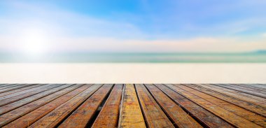 güzel bir plaj ile ahşap tahta