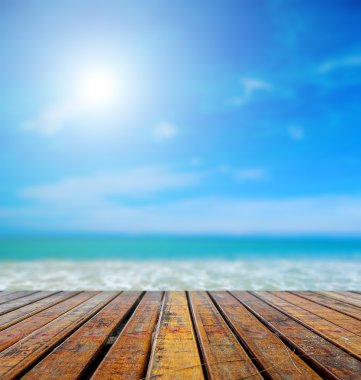 güzel bir plaj ile ahşap tahta 