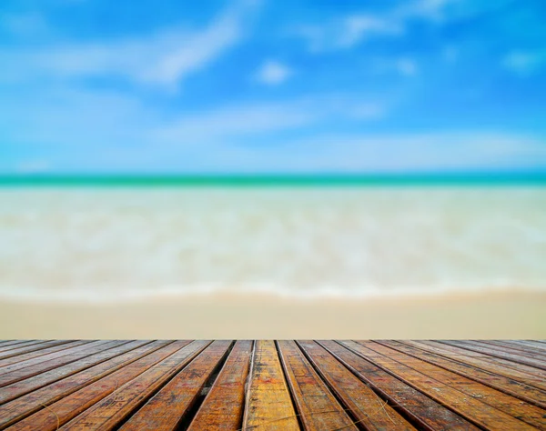 Θολή όμορφη παραλία με ξύλινη σανίδα υπό — Φωτογραφία Αρχείου