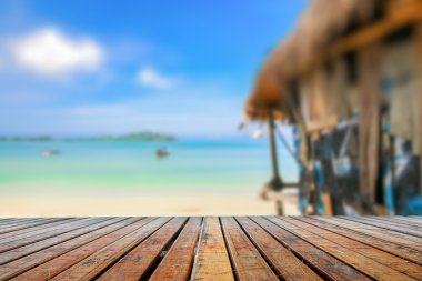 Mavi gökyüzü ile bulanık beach 