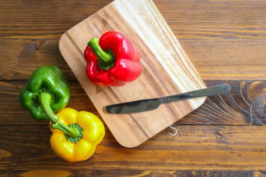 ahşap üzerinde tatlı biber 