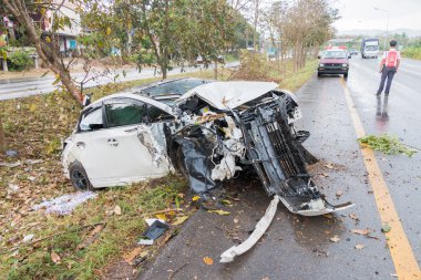 Araba kazası Otoban yol kaza sitede ağacıyla