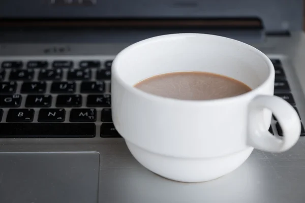 Bärbar dator och kaffe — Stockfoto