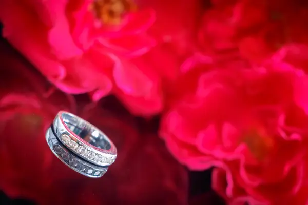 Roses and rings — Stock Photo, Image