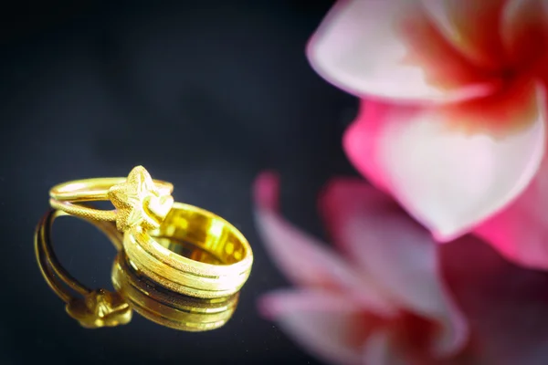 Wedding ring with Plumeria flower — Stock Photo, Image