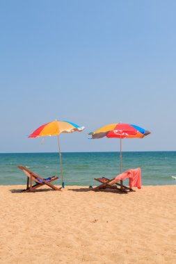 plaj sandalye ve şemsiye