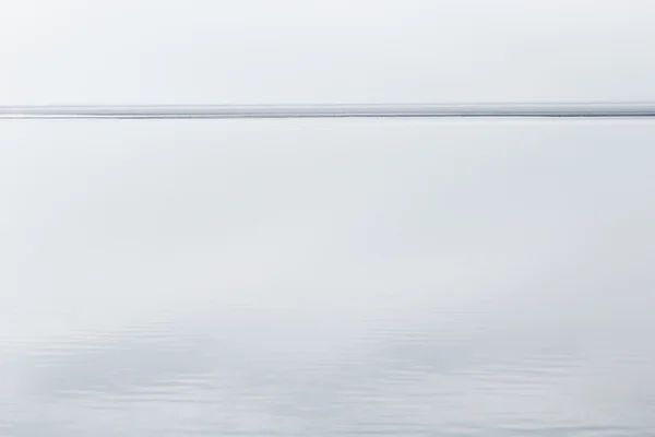 Lichte witte minimalistisch landschap met een horizon-lijn. Kopiëren van ruimte. — Stockfoto