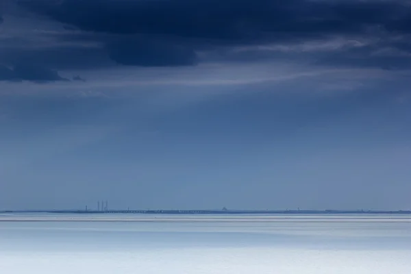 Bewolkte blauwe minimalistische zeegezicht. Verlaten ruimte. Horizon line. — Stockfoto