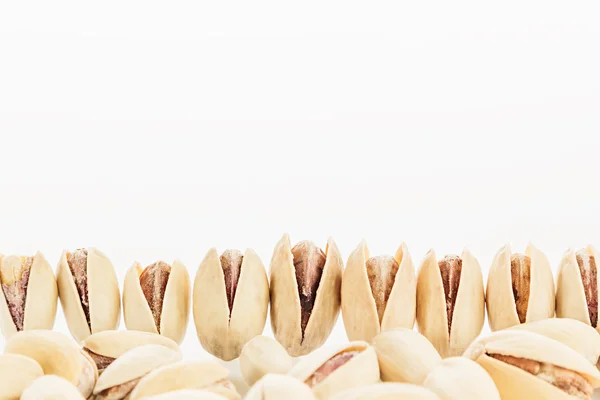 The pistachios on white background. The pistachio background. — Stock Photo, Image