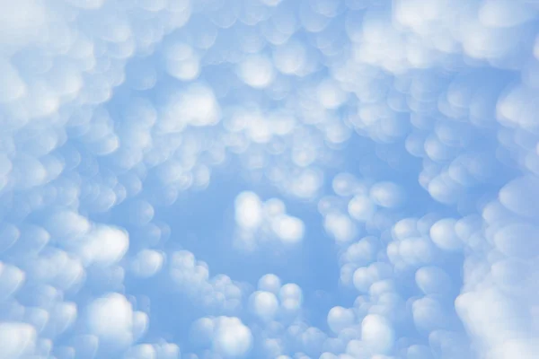 Abstrakt mjuk ljusblå bakgrund med suddiga cirklar. Små moln på en solig dag. Bakgrund. Konsistens. — Stockfoto