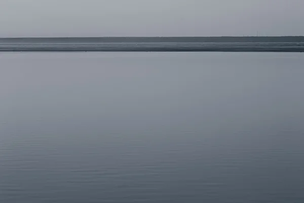 Graue minimalistische Landschaft mit Horizontlinie. Kopierraum. Hintergrund. — Stockfoto