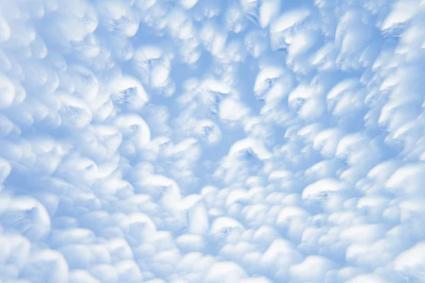 추상 부드러운 밝은 파란색 배경 흐리게 동그라미와. 화창한 날에 작은 구름. 배경입니다. 텍스처. — 스톡 사진
