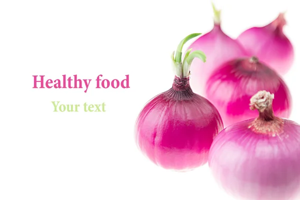 Agrupe la cebolla rosa sobre un fondo blanco. Varias cebolla brillante pelada. Aislado. Fondo alimentario . — Foto de Stock
