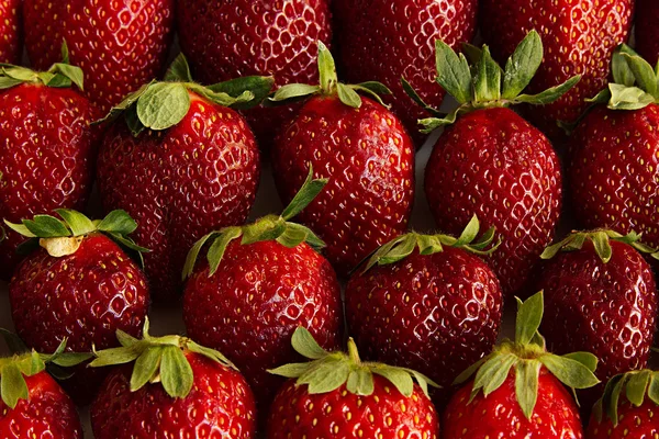 Fondo fresa de fresas enteras. Fresas maduras coloridas. Fondo de fruta. Patrón de fresa. Primavera, fondo de verano. Macro. Textura . — Foto de Stock