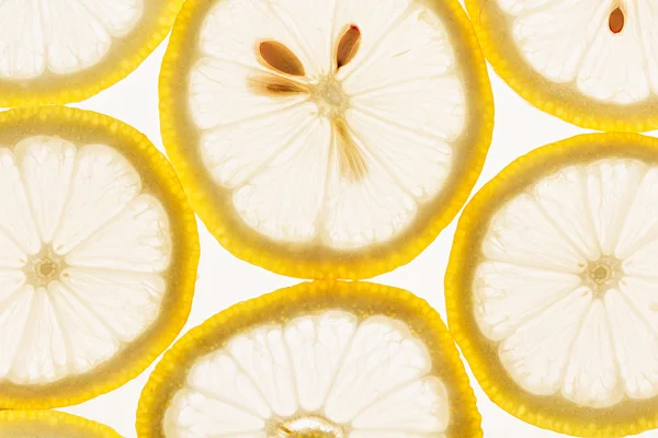 Tranches de citron sur fond blanc. Modèle. Macro. Fruits fond . — Photo