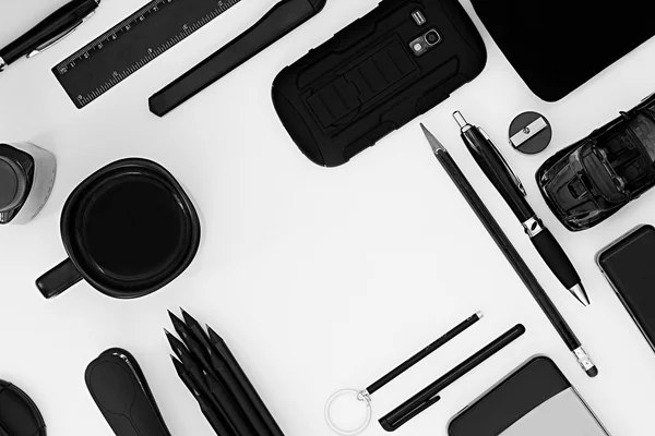 Stilvoller Büroarbeitsplatz in Schwarz auf weißem Hintergrund. männlich strenger Stil. Präsentation. Rahmen. leeres Notizbuch. monochrom. — Stockfoto