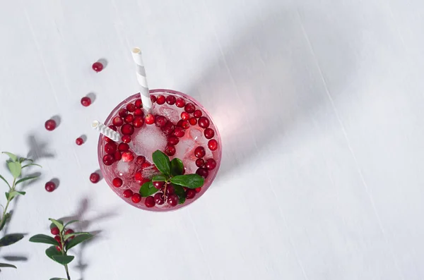 Frisches Rosafarbenes Beerengetränk Mit Roter Preiselbeere Eis Und Stroh Der — Stockfoto