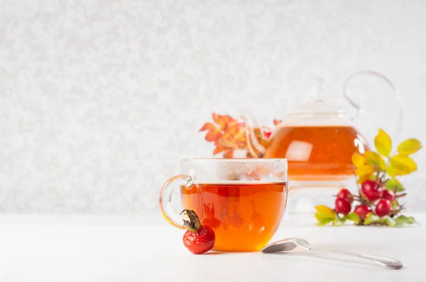 Podzim Zdravý Růžový Čaj Průhledné Konvice Šálkem Lžička Dogrose Větev — Stock fotografie