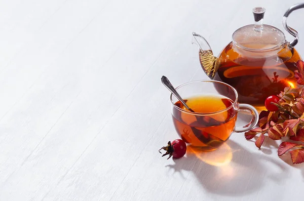 Gemütliche Herbst Morgenteatime Mit Hagebuttentee Teekanne Mit Tasse Hunderosenzweig Mit — Stockfoto