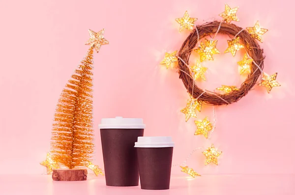 Deux Tasses Papier Café Noir Emporter Maquettes Avec Arbre Noël — Photo