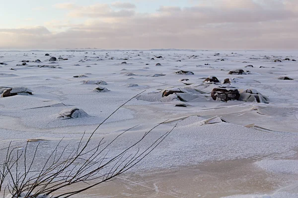 Minimalistische Nordkalte Landschaft Winter Mit Gefrorenem Ufer Rissigem Eis Schwarzen — Stockfoto