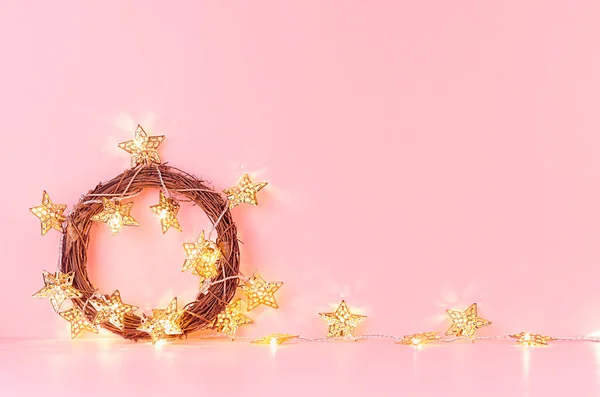 Golden Sparkle Lights Stars Christmas Wicker Wreath Soft Light Pink — Stock Photo, Image