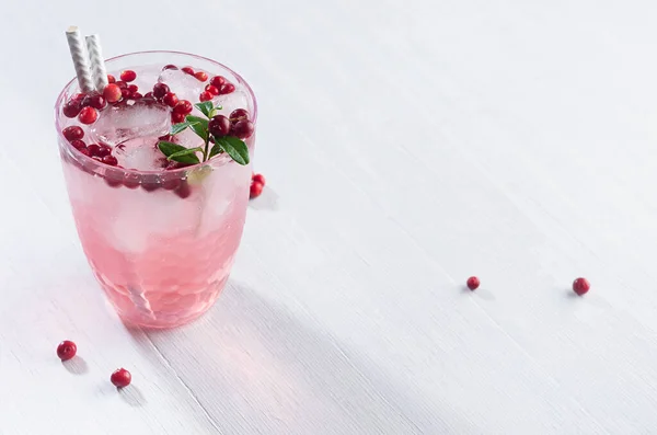 Limonada Fresca Saludable Con Arándano Rojo Hielo Hojas Bayas Verdes — Foto de Stock