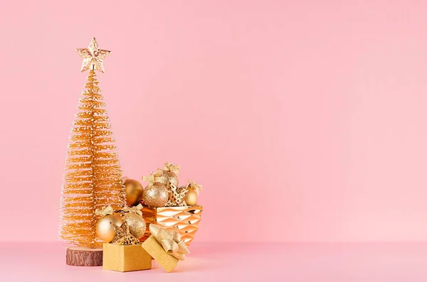 Goldener Weihnachtsbaum Mit Funkelnden Sternen Kugeln Schale Geschenkschachtel Auf Elegantem — Stockfoto