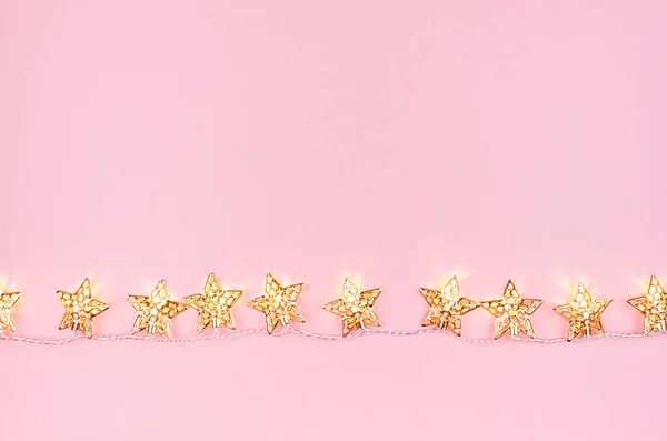Праздничные Золотые Звезды Светящиеся Огни Мягком Светло Розовом Фоне Копия — стоковое фото