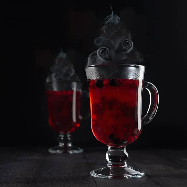 Vino Caliente Con Especias Navidad Bayas Rojas Calientes Con Vapor — Foto de Stock