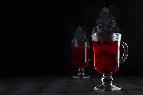 Vin Chaud Chaud Rouge Noël Avec Des Baies Vapeur Forme — Photo