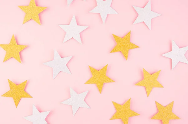ソフトライトピンク色の明るい金と銀の輝きの星 トップビュー パターン — ストック写真