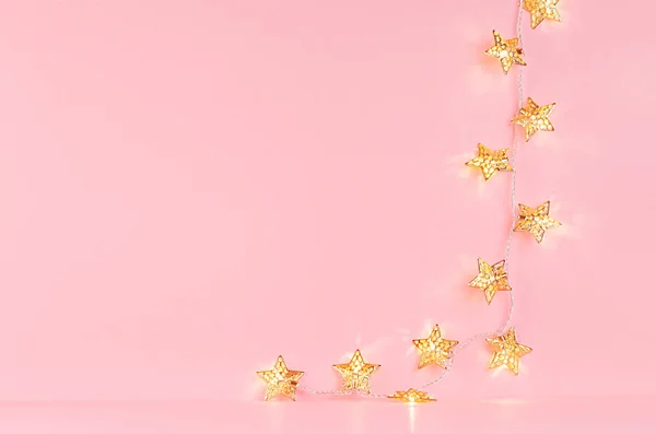 Праздничные Золотые Звезды Светящиеся Огни Мягком Светло Розовом Фоне Копировать — стоковое фото