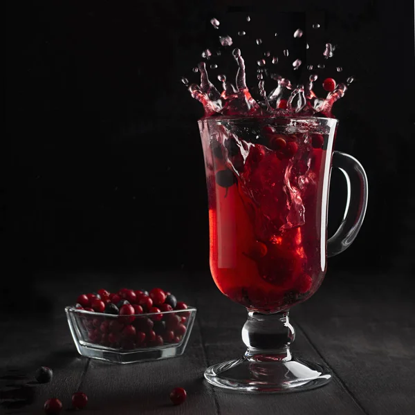 Herbata Czerwonych Jagód Eleganckim Splash Wirować Kieliszku Wina Szklanego Dojrzałą — Zdjęcie stockowe