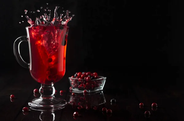 Rote Beeren Tee Mit Spritzer Glas Weinglas Mit Reifen Beeren — Stockfoto