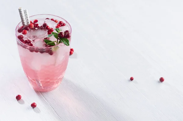 Citronnade Fraîche Saine Avec Myrtille Rouge Glace Feuilles Baies Vertes — Photo