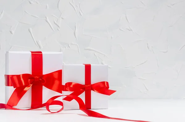白色不同尺寸的礼品盒 内饰红色丝带 复制空间 婚礼背景 — 图库照片