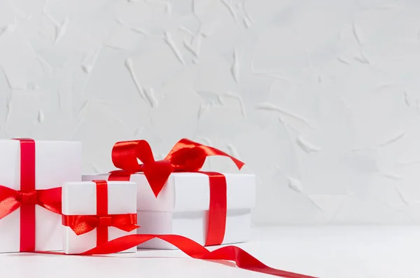Milda Vita Presentförpackningar Med Röd Silke Båge Trä Bord Vit — Stockfoto