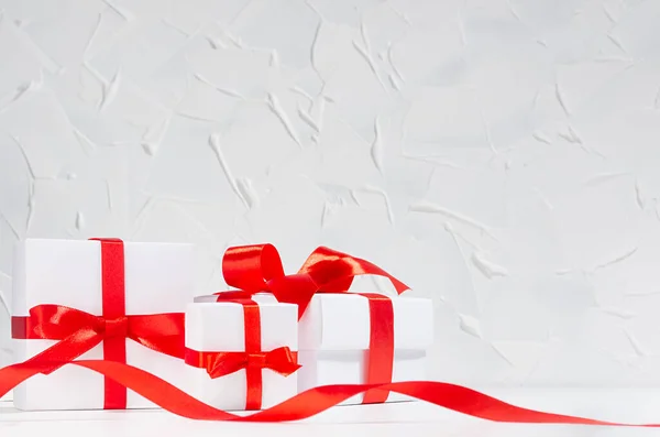 Ljus Födelsedag Bakgrund Vit Överraskning Presentförpackning Med Röd Rosett Curl — Stockfoto
