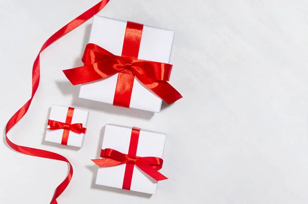 Skonsam Bröllopsset Uppsättning Vita Presentförpackningar Med Röd Rosett Vit Träskiva — Stockfoto