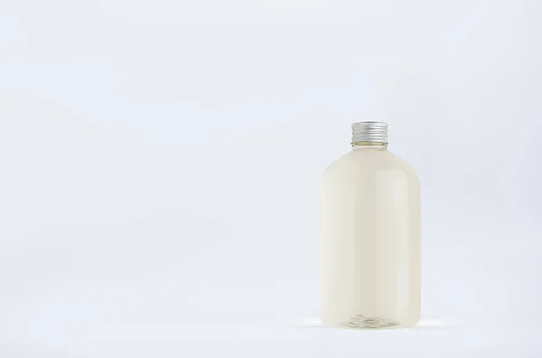 Прозрачная Пластиковая Бутылка Низкой Толщины Бледно Свежим Напитком Косметическим Эфирным — стоковое фото