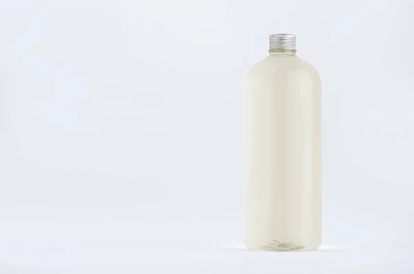 淡い新鮮な飲み物や化粧品エッセンシャルオイル 白い背景に銀キャップモックアップと透明なプラスチック製の背の高いボトル ポートフォリオ デザイン ブランドアイデンティティのテンプレート — ストック写真
