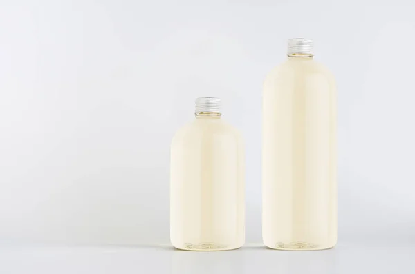 Lot Deux Bouteilles Hautes Basses Plastique Avec Boisson Fraîche Pâle — Photo