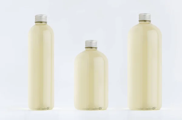 Sortimento Três Garrafas Plástico Alto Baixo Grosso Com Bebida Fresca — Fotografia de Stock