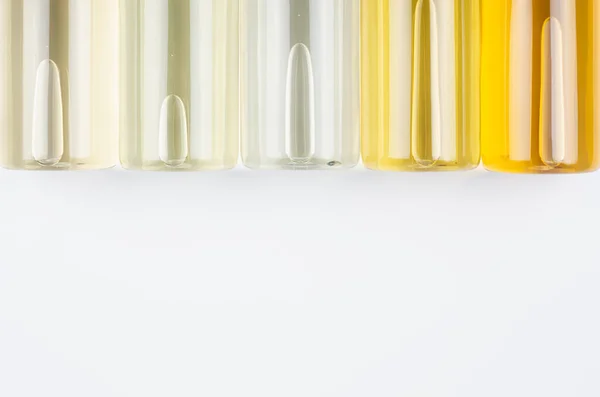 Collection Bouteilles Transparentes Avec Différentes Couleurs Pâles Produit Cosmétique Liquide — Photo