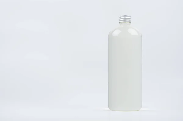 Průhledná Plastová Vysoká Láhev Vodou Stříbrné Víčko Bílém Pozadí Šablona — Stock fotografie
