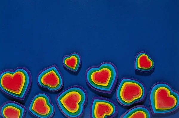 Fondo San Valentín Con Corazones Arco Iris Papel Azul Oscuro —  Fotos de Stock